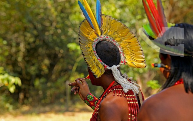 Imagem abstrata com tons de azul e branco, lembrando água